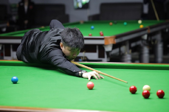 郑钦文多哈站首秀对手出炉！夺冠概率排名第五，黑长裙亮相晚宴.